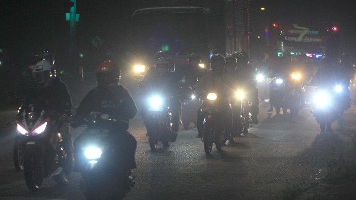 Pemudik sepeda motor memadati jalur pantura Widasari, Indramayu, Jawa Barat, Selasa (11/5/2021) malam. Memasuki H-2 jelang Hari Raya Idul Fitri 1442 H, volume kendaraan yang melintas di jalur pantura Indramayu dari arah Jakarta menuju Jawa Tengah mengalami peningkatan. ANTARA FOTO/Dedhez Anggara/foc.