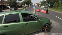 Sejumlah kendaraan pribadi dari Jawa Tengah yang hendak menuju D.I. Yogyakarta dipaksa untuk memutar balik oleh petugas Kepolisian.   