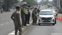 Petugas gabungan melaksanakan operasi penyekatan larangan mudik lebaran 2021 di pos perbatasan D.I.Yogyakarta Jawa Tengah, Tempel, Sleman, Rabu (12/5/2021).   