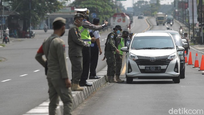 Potret Penyekatan di Perbatasan Jawa Tengah-Yogyakarta Petugas gabungan melaksanakan operasi penyekatan larangan mudik lebaran 2021 di pos perbatasan D.I.Yogyakarta Jawa Tengah, Tempel, Sleman, Rabu (12/5/2021).