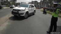 Kendaraan yang tidak dilengkapi dokumen atau terindikasi mudik diharuskan putar balik.  