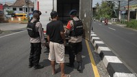 Selain kendaraan pribadi, petugas juga memeriksa mobil boks sebagai antisipasi adanya pemudik.  