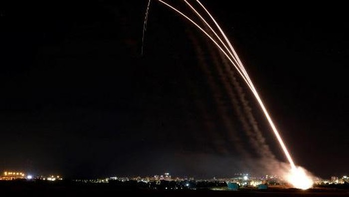 Saat Iron Dome membendung tembakan roket Hamas (AFP/MOHAMMED ABED)