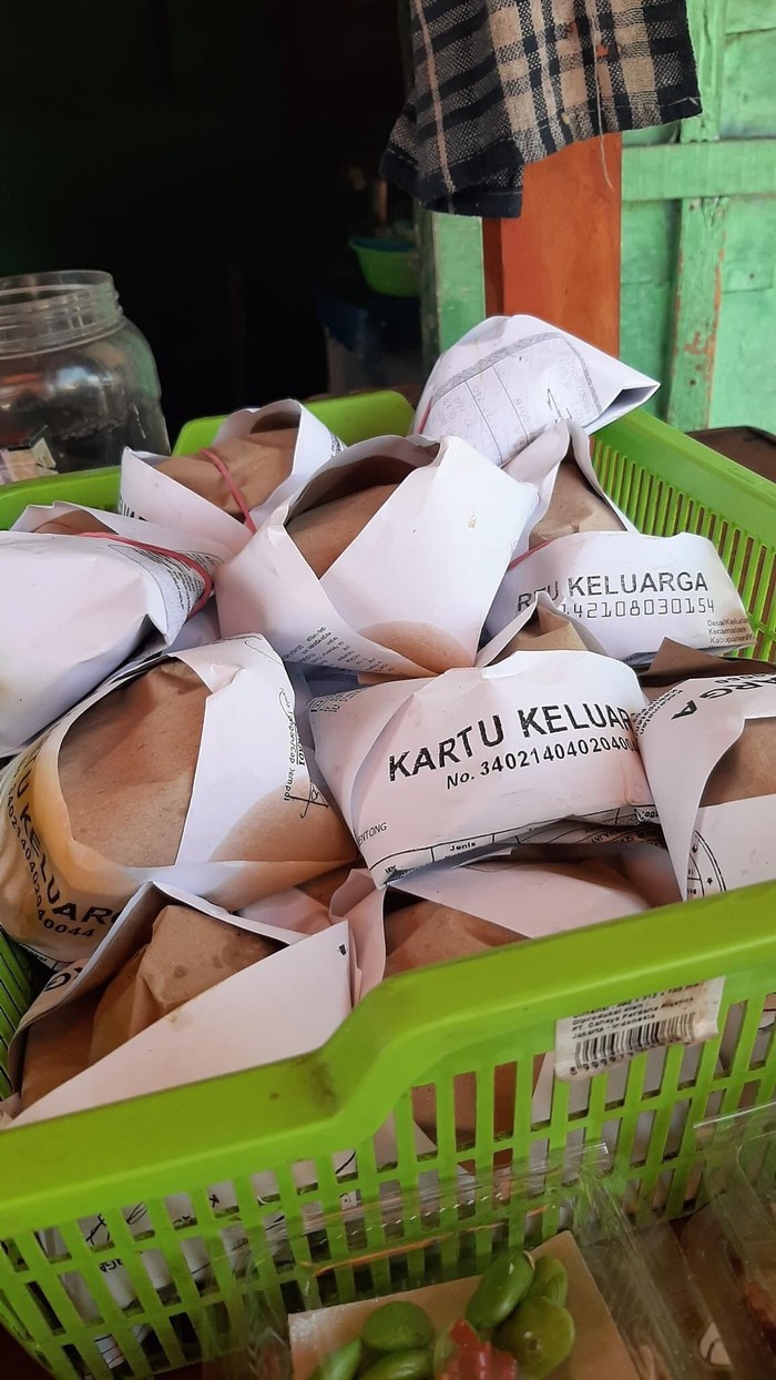 Bungkus Makanan Ini Dibuat dari Salinan Data Penting, Netizen: Bismillah Panen Pinjol!
