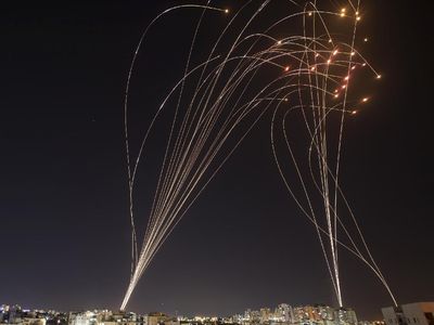 Balas Serangan, Hamas Tembakan Ratusan Roket ke Israel