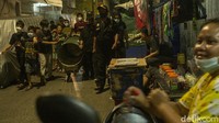 Menyambut hari raya Idul Fitri warga mengarak beduk keliling kampung.
