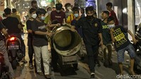 Gema takbir bersahutan dengan suara bedug yang terus ditabuh warga.