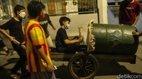 Warga yang berkeliling juga nampak menggunakan masker.