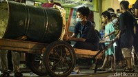 Takbiran merupakan tradisi khas di Indonesia yang berlangsung di malam hari sebelum lebaran tiba. Orang-orang akan berkeliling seraya mengumandangkan takbir dan menabuh bedug dengan meriah. Pawai takbiran di Indonesia bisa berbeda-beda di setiap daerah bergantung dengan tradisi yang biasa diadakan di daerah tersebut. Kalau detikers ikutan takbir keliling, lakukan dengan tertib dan jangan lupa perhatikan pengguna jalan juga, ya! Rifkianto Nugroho/detikcom