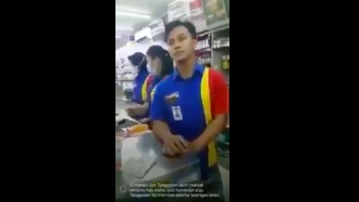 Seorang kasir Indomaret dimarahi pria gegara ada anak beli voucher game online Rp 800 ribu. (Istimewa)
