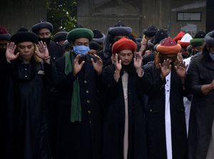 Jamaah Ini Salat Idul Fitri Lebih Awal