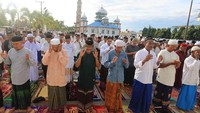 Jamaah Syattariah melaksanakan shalat Idul fitri 1442 Hijriah lebih awal dari jadwal yang telah ditetapkan Pemerintah.  ANTARA FOTO/Syifa Yulinnas