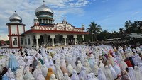 Jamaah Tarekat Syattariah berada di halaman Masjid Syaikhuna Habib Muda Seunagan sebelum melaksanakan shalat Idul fitri 1442 Hijriah Desa Peuleukung, Seunagan Timur, Nagan Raya, Aceh, Rabu (12/5/2021). ANTARA FOTO/Syifa Yulinnas