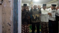 Tarekat Naqsabandiyah menetapkan jatuhnya satu syawal 1442 Hijriyah pada Rabu (12/5/2021), didasari dengan metode hisab Munjid, yakni penghitungan 30 hari sejak awal puasa, atau sehari lebih dulu dibandingkan yang sudah ditetapkan pemerintah. ANTARA FOTO/Iggoy el Fitra  