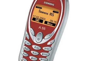 Siemens A55 yang meluncur tahun 2003 sukses mencuri perhatian di zaman ponsel masih candybar dan layarnya monokrom, tapi sangat awet baterai. Foto: Unwired View