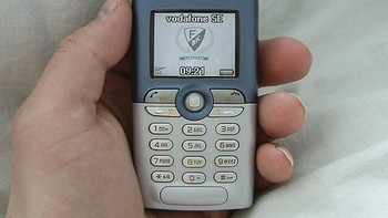 Sony Ericsson T310 dijual cukup terjangkau dan bentuknya keren, jadi idaman di tahun 2003. Foto: Istimewa