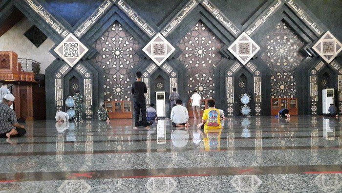Suasana Masjid Agung At-Tin
