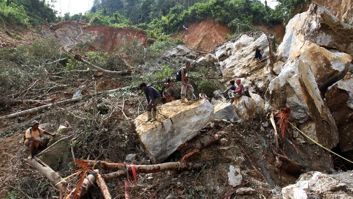 Tambang Emas Ilegal di Sumbar Longsor Renggut 8 Nyawa Warga mencari pekerja tambang emas yang masih tertimbun di kawasan hutan Jorong Timbahan, Nagari Abai, Kecamatan Sangir Batang Hari, Kabupaten Solok Selatan, Sumatera Barat, Selasa (11/5/2021). Sebanyak delapan orang pekerja tambang emas meninggal dunia dan sembilan luka-luka akibat terjadinya longsor di kawasan tambang ilegal tersebut. ANTARA FOTO/Muhammad Arif Pribadi/Lmo/nz