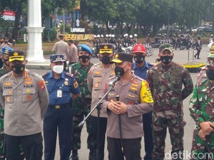 TNI-Polda Metro Jaya Patroli Malam Takbiran, Warga Diimbau di Rumah