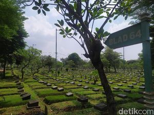 Suasana TPU Karet Bivak yang Sepi Peziarah Jelang Idulfitri