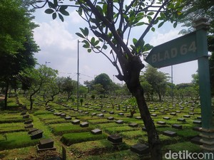 Suasana TPU Karet Bivak yang Sepi Peziarah Jelang Idulfitri