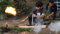 Memainkan meriam bambu telah menjadi tradisi yang dilakukan pemuda sebagai bentuk ekspresi kebahagiaan menyambut malam lebaran dan hari kemenangan setelah melaksanakan ibadah puasa.