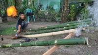 Pemuda menyalakan beude trieng (meriam bambu) di Desa Alue Raya, Samatiga, Aceh Barat, Aceh, Rabu (12/5/2021). 