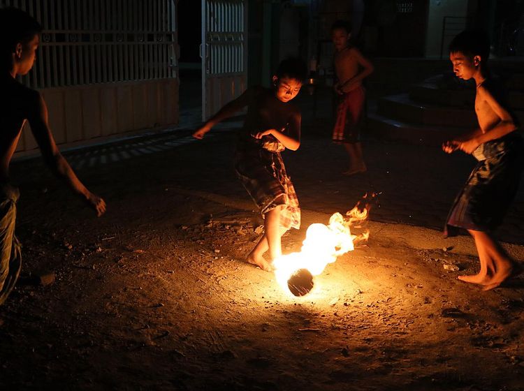 Bola Api Jadi Tradisi Malam Terakhir Bulan Ramadhan