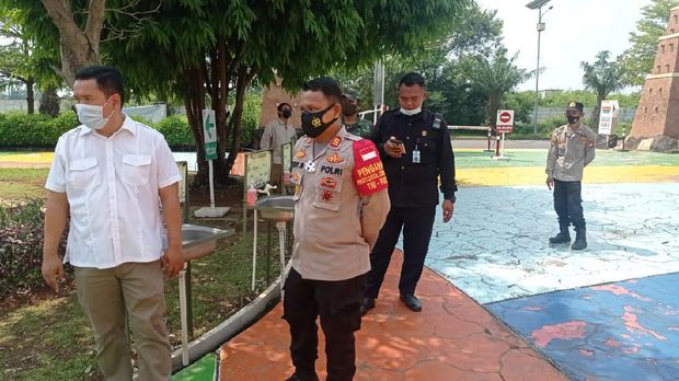 Penerapan prokes di Transera Waterpark Bekasi.