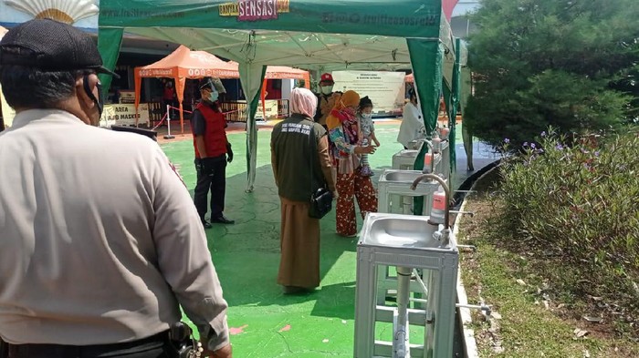 Penerapan prokes di Transera Waterpark Bekasi.
