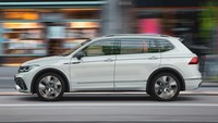 Perubahan lainnya terlihat pada headlights, dengan teknologi IQ Light LED yang akan menjadi satandar Tiguan. Foto: Pool (Autocar)