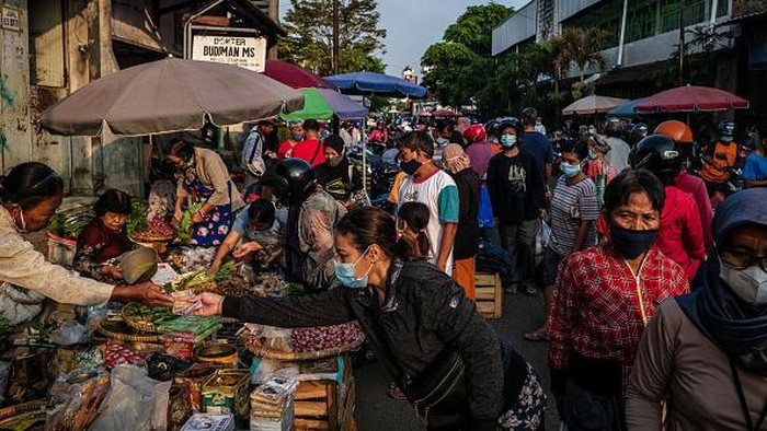 YOGYAKARTA, INDONESIA - MAY 12: People buy chicken at a traditional market in preparation of the upcoming Eid al-Fitr holiday on May 12, 2021 in Yogyakarta, Indonesia. Eid al-Fitr marks the end of Ramadan, during which Muslims in countries around the world spend time with family, offer gifts and often give to charity. The Indonesian government has banned domestic travel to prevent the spread of COVID-19, preventing people from returning home for festivities. (Photo by Ulet Ifansasti/Getty Images)