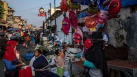 Menjelang Lebaran, warga mulai mendatangi pasar untuk berbelanja kebutuhan pokok untuk menyambut Hari Raya Idul Fitri.    