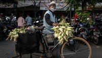 Tampak sejumlah warga berdatangan ke pasar untuk membeli beragam kebutuhan pokok untuk bersiap menyambut Lebaran.  