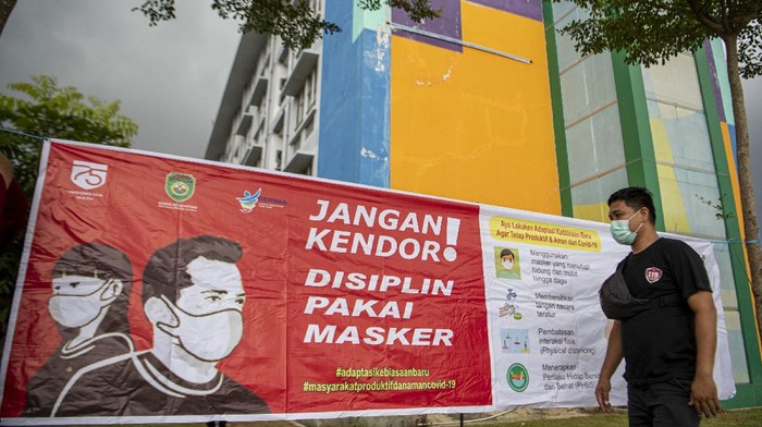 WISMA ATLET JAKABARING JADI TEMPAT ISOLASI Petugas Satpol PP Provinsi Sumatera Selatan berjaga di halaman rumah sehat COVID-19 wisma atlet tower 8, Jakabaring Sport City (JSC), Palembang, Sumatera Selatan, Rabu (12/5/2021). Pemerintah Provinsi Sumatera Selatan mejadikan wisma atlet tower 8, Jakabaring Sport City (JSC) sebagai tempat isolasi dan pengobatan pasien COVID-19 sebagai langkah untuk mengantisipasi tingkat keterisian tempat tidur (bed occupancy rate) di Kota Palembang yang hampir menyentuh 70 persen. ANTARA FOTO/Nova Wahyudi/nz