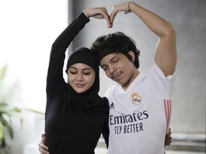 Aurel-Atta Belajar Yoga Kamasutra, Kaya Apa Sih Gerakannya?