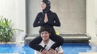Yoga kamasutra sebagaimana dijelaskan Fajar Putra, jauh dari kesan porno. Yang ditekankan adalah hubungan emosional dan komunikasi yang intim dengan pasangan. Foto: dok. Instagram Fajar Putra (@penyogastar)