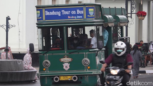 Karena saat ini masih dalam situasi COVID-19, para penumpang Bandros diwajibkan menggunakan masker. Penumpang juga diimbau untuk membawa hand sanitizer dan menjaga jarak. (Wisma Putra/detikTravel) Karena saat ini masih dalam situasi COVID-19, para penumpang Bandros diwajibkan menggunakan masker. Penumpang juga diimbau untuk membawa hand sanitizer dan menjaga jarak. (Wisma Putra/detikTravel)