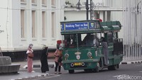 Traveler yang ingin menaiki Bandros, bisa datang ke Alun-alun Bandung. Atau, traveler yang mau naik Bandros, terdapat dua halte yang terletak di Taman Lansia dan Alun-Alun. (Wisma Putra/detikTravel)