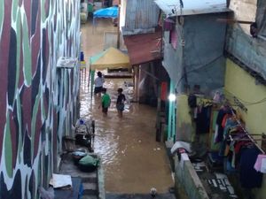 Banjir di Kampung Aur Medan Mulai Surut, Warga Salat Id di Masjid