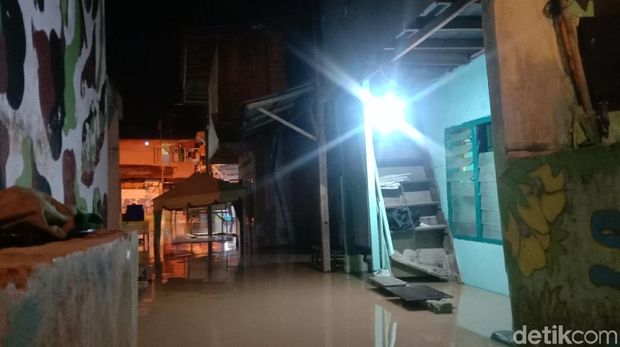 Banjir malam ini di Kampung Aur, Medan (Ahmad Arfah/detikcom)