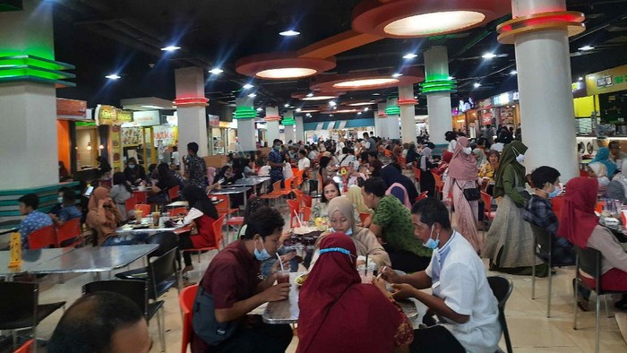 Banyak Tempat Makan di Surabaya Tutup, Food Court Mal Diserbu Masyarakat