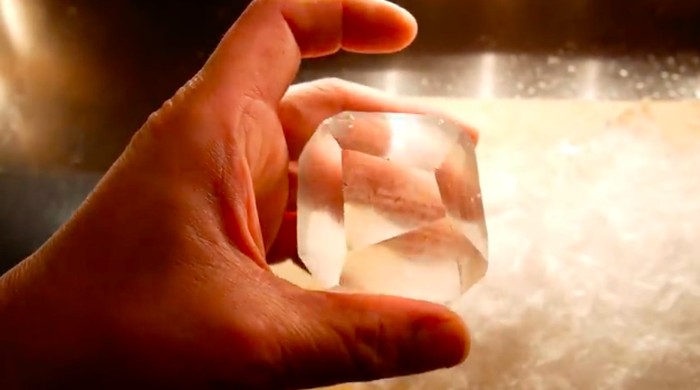 Bartender Jepang Jago Pahat Es Batu Jadi Bentuk Berlian!