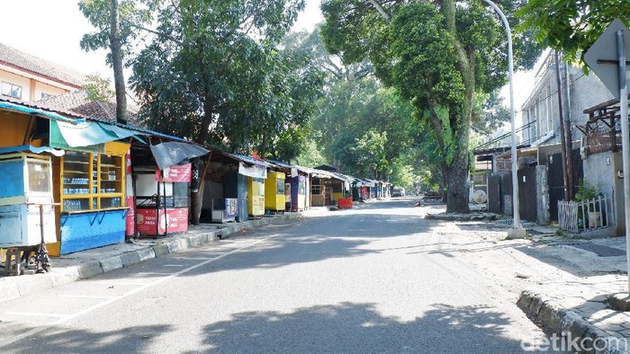 Begini Lengangnya Jalanan Kota Bandung Saat Lebaran Sejumlah ruas jalan di Kota Bandung terpantau lengang di hari pertama Lebaran. Kondisi jalan yang lengang itu pun dimanfaatkan sejumlah warga untuk berswafoto.