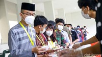 BPJAMSOSTEK membagikan 600 paket makanan siap saji kepada relawan medis dan non medis.