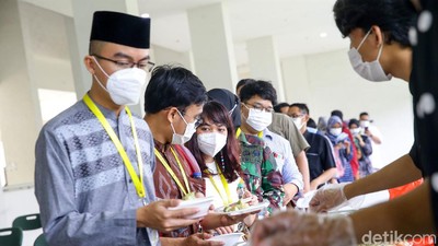 Berbagi Kebahagiaan Lebaran Bersama Petugas Kesehatan di Wisma Atlet
