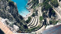 Salah satu spot menakjubkan di Capri, Napoli, Italia. Pada tahun 2020, sektor pariwisata Capri mengalami penurunan omset 70%, berkat pandemi, klaim Gargiulo. Ini adalah penurunan yang sangat tajam untuk sebuah destinasi yang sangat bergantung pada pariwisata. Dengan vaksinasi semua penduduknya, Capri berharap wisata bisa bangkit lagi di musim panas. (Foto: Photo by Maria Dolores Vazquez on Unsplash)