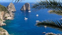 Pemandangan menakjubkan di Capri. Gubernur wilayah Campania, Vincenzo De Luca, mengumumkan bahwa program vaksinasi hampir selesai, mengklaim bahwa proses vaksinasi ini akan membuat pulau itu bebas COVID-19. Foto: Photo by Sofia on Unsplash