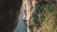 Italia tidak hanya terkenal akan jajaran kuliner seperti pizza, spaghetti atau tempat eksotis seperti Colosseum, namun juga pulau-pulaunya yang indah seperti Capri. (Foto: Photo by Will Truettner on Unsplash)