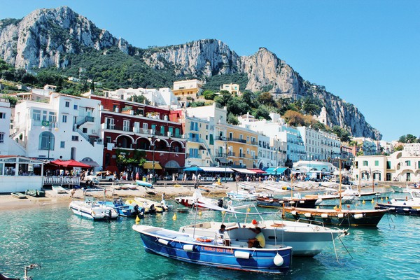Di tebing-tebing Pulau Capri terhampar banyak vila hingga penginapan. Kamu pun juga bisa berbelanja di sejumlah toko yang ada di jalanan Capri. Setelah itu kamu bisa menghabiskan sore dengan jalan santai di pelabuhan sambil menunggu sunset. (Foto: Photo by Ellena McGuinness on Unsplash). Di tebing-tebing Pulau Capri terhampar banyak vila hingga penginapan. Kamu pun juga bisa berbelanja di sejumlah toko yang ada di jalanan Capri. Setelah itu kamu bisa menghabiskan sore dengan jalan santai di pelabuhan sambil menunggu sunset. (Foto: Photo by Ellena McGuinness on Unsplash).